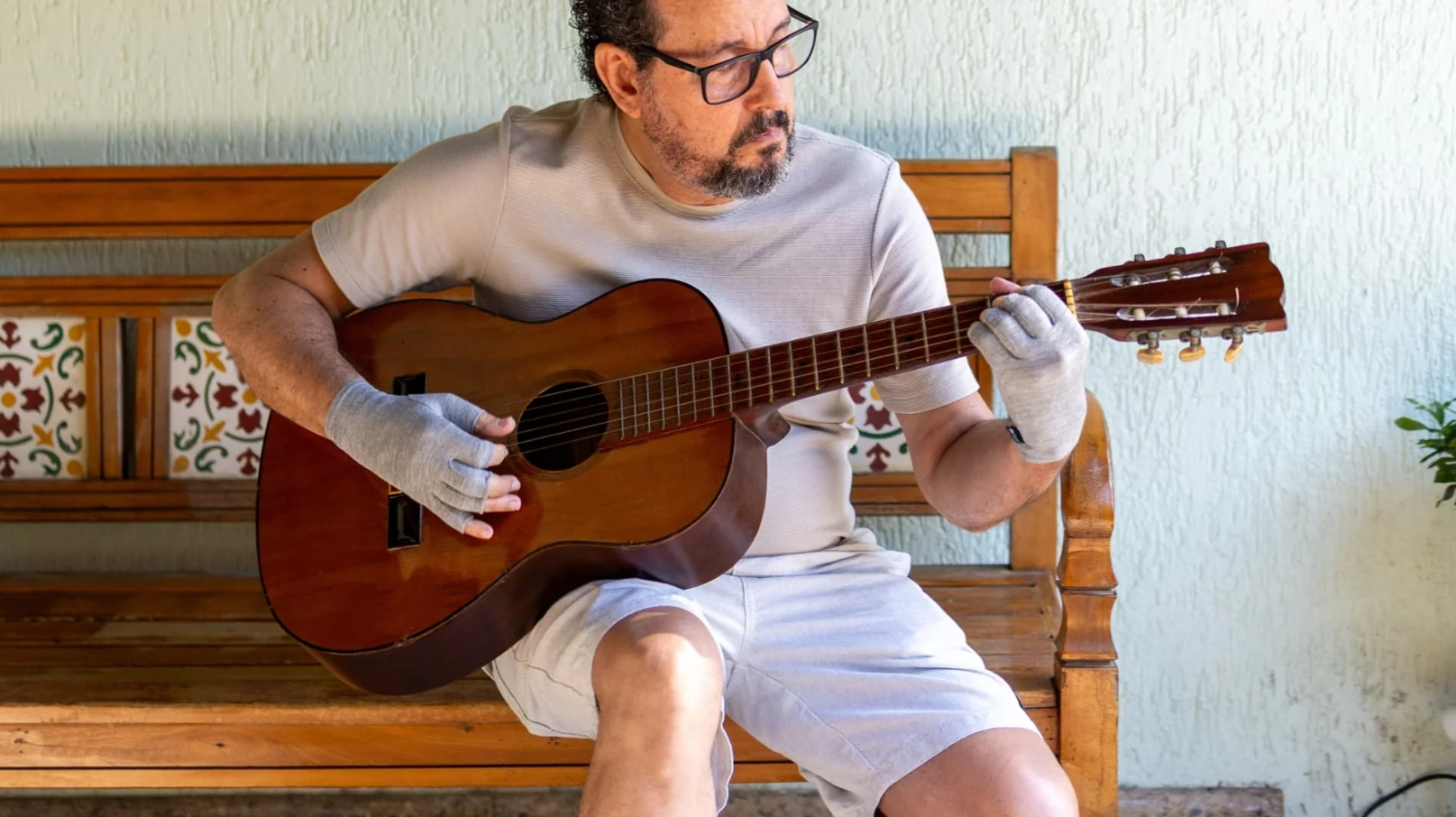 KÉP 11 – Férfi gitározik kompressziós kesztyűben